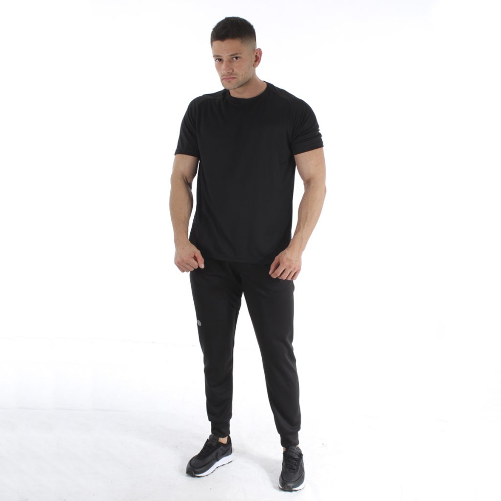 camisa basica negra y pantalon