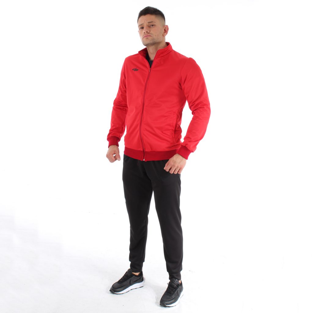 chamarra roja y pantalon